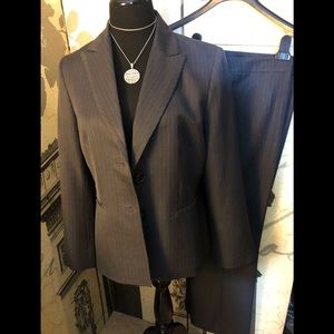 Beautiful suit by Le Suit in size 12.